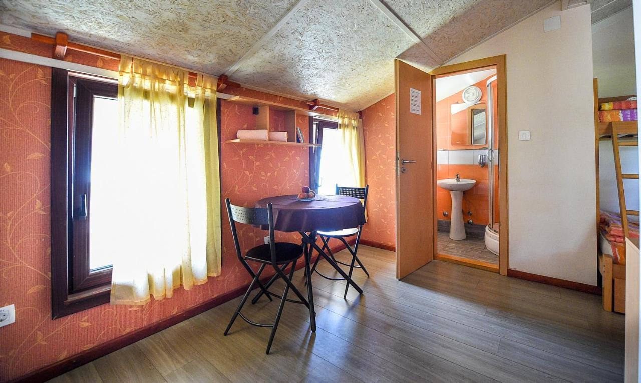 San Art Floating Hostel & Apartments Belgrade Exterior photo