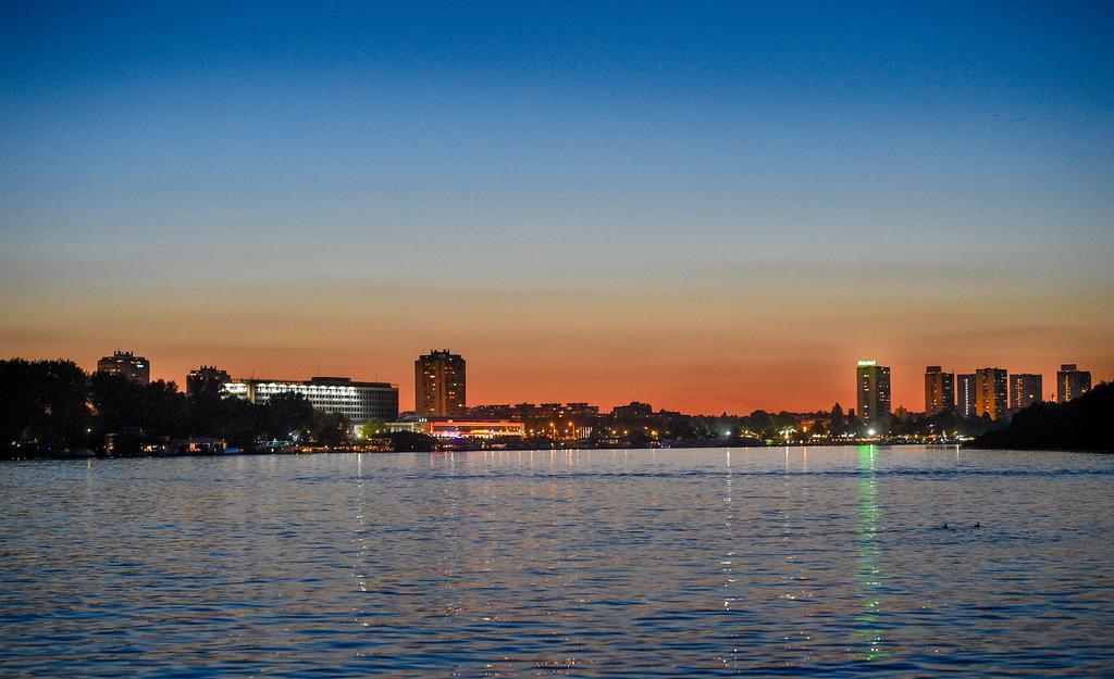 San Art Floating Hostel & Apartments Belgrade Exterior photo