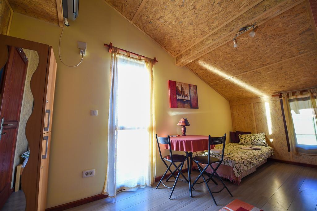 San Art Floating Hostel & Apartments Belgrade Exterior photo
