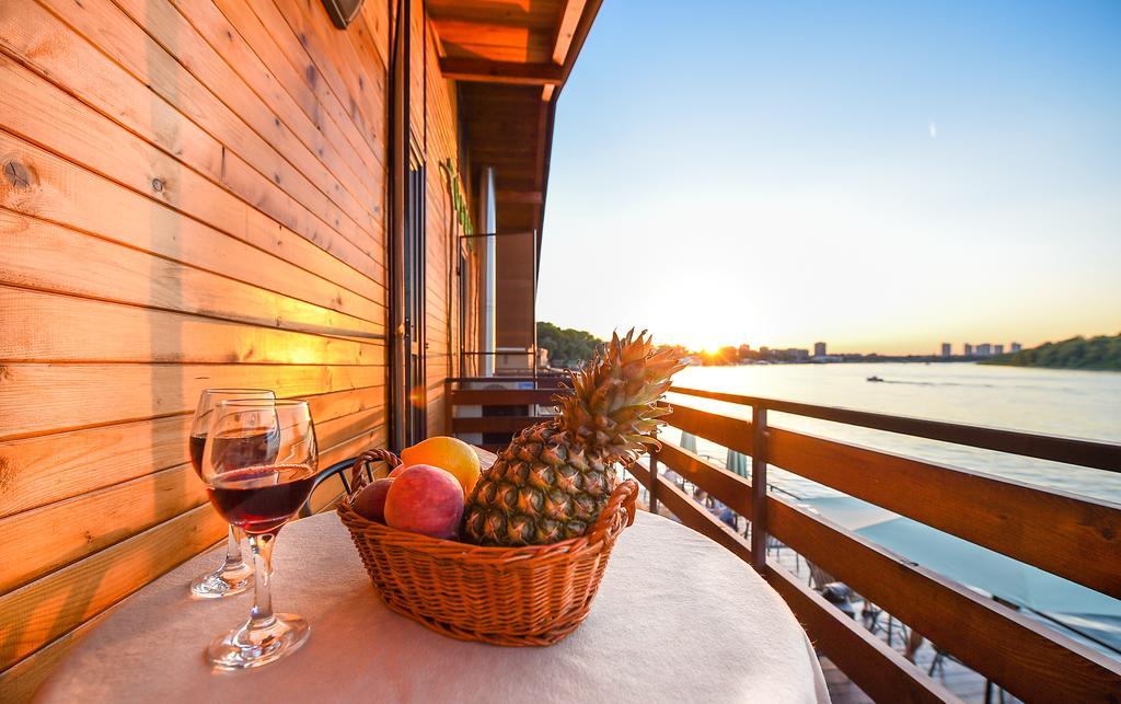 San Art Floating Hostel & Apartments Belgrade Exterior photo