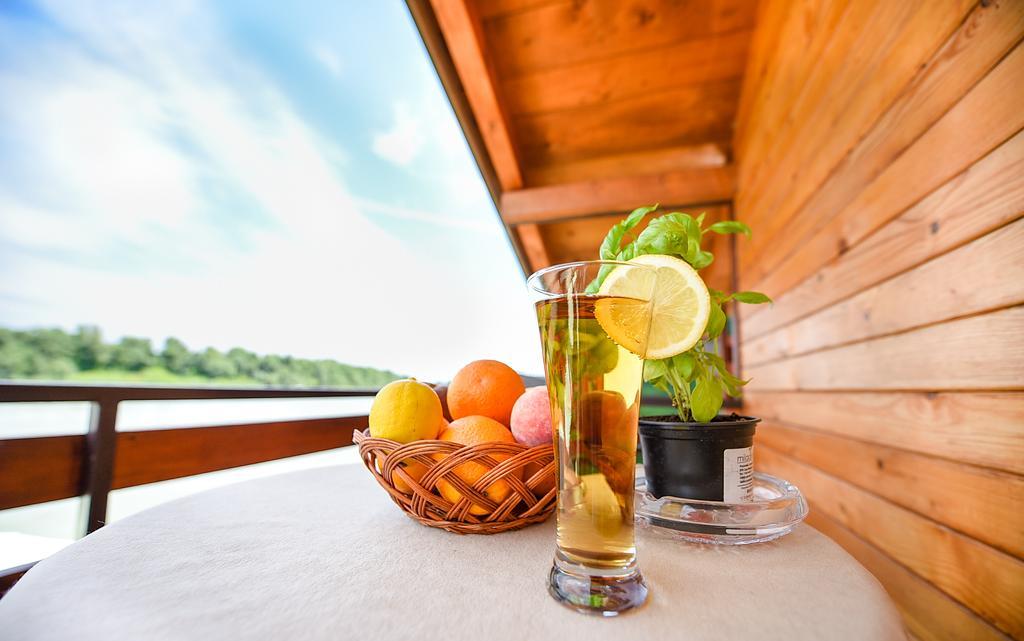 San Art Floating Hostel & Apartments Belgrade Exterior photo