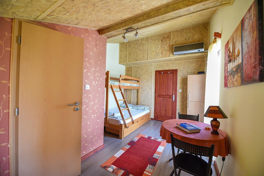 San Art Floating Hostel & Apartments Belgrade Exterior photo