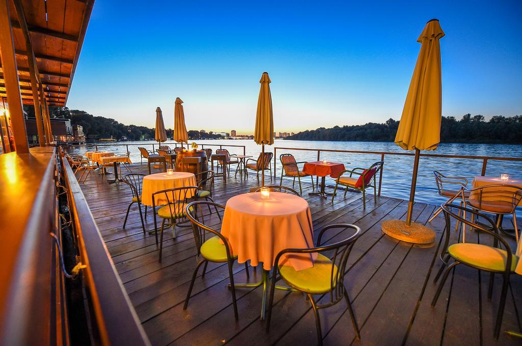 San Art Floating Hostel & Apartments Belgrade Exterior photo