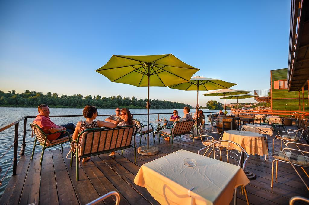San Art Floating Hostel & Apartments Belgrade Exterior photo